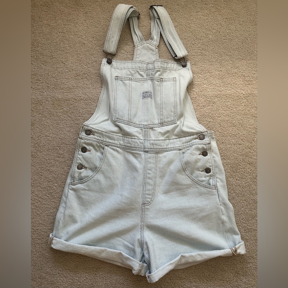 🩵🤍SOLD Levi's Light Wash Vintage Denim Short Overalls! 🩵🤍
